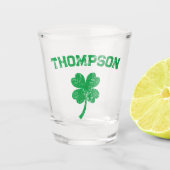 Personalisiertes Nachname St Patrick's Day Party Schnapsglas (Vorderseite)