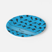 Personalisiertes Namenshimmelblau-Skimuster Pappteller (Schrägansicht)