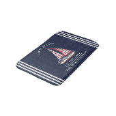 Personalisiertes Nautic Lake House Navy White Badematte (Schrägansicht)