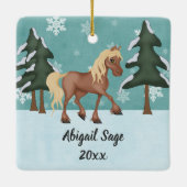 Personalisiertes Niedliches Brown Horse Snowy Keramikornament (Rückseite)