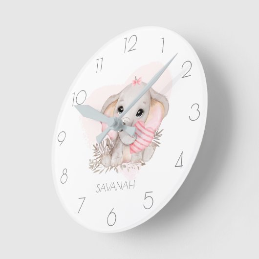 Personalisiertes niedliches Elefantenmädchen in Ro Runde Wanduhr (Winkel)