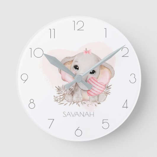 Personalisiertes niedliches Elefantenmädchen in Ro Runde Wanduhr (Vorderseite)