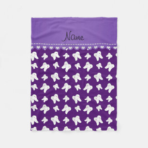 Personalisiertes niedliches lila Zahnnamensmuster Fleecedecke
