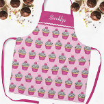 Personalisiertes Niedliches Pink Cupcake Muster Schürze<br><div class="desc">Ein pinkfarbener Glitzer,  der einen Kuchen abbindet,  schmückt diese mädchenhafte Schürze. Personalisieren Sie es mit Ihrem Namen oder für einen Freund. Entworfen für Sie von BlackBerry Boulevard.</div>