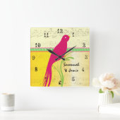 Personalisiertes Niedliches Vogelgelb Rosa und Grü Quadratische Wanduhr (Zuhause)