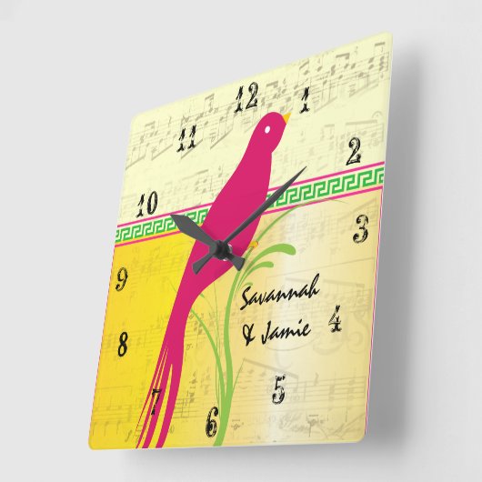 Personalisiertes Niedliches Vogelgelb Rosa und Grü Quadratische Wanduhr (Winkel)