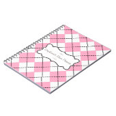 Personalisiertes Notebook mit rosa und schwarzer R Notizblock (Linke Seite)