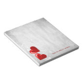 Personalisiertes Notepad mit roten Valentinhörern Notizblock (angewinkelt)