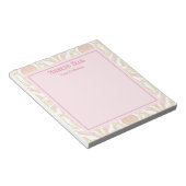 Personalisiertes Notizbuch mit pinker Art Nouveau Notizblock (angewinkelt)