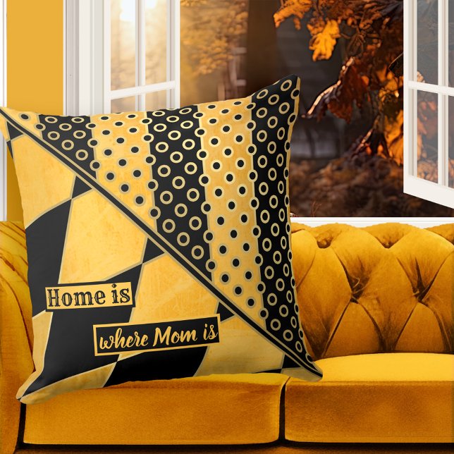 Personalisiertes Ocher Schwarz Geometrisches Muste Kissen (A modern design pillow featuring a geometric pattern in ocher and black with a touch of gold)