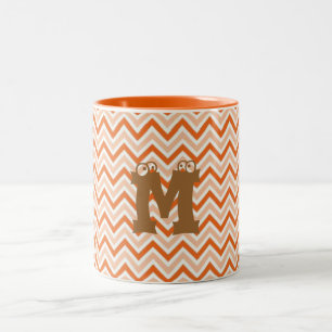 Personalisiertes orange-chevron zweifarbige tasse