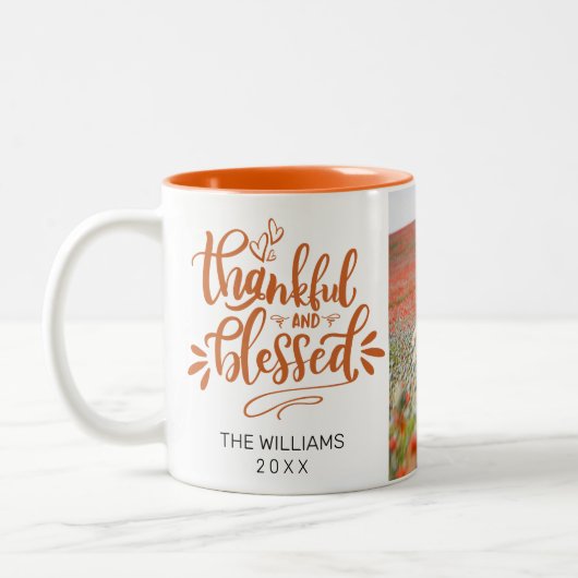 Personalisiertes Orange Dankbares und gesegnetes F Zweifarbige Tasse (Links)