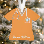 Personalisiertes Orange Nurse Scrubs Pflegegeschen Ornament<br><div class="desc">Personalisierte Kindergräber Pflegegeschenk Ornament. Dieses Pflegeornament ist das perfekte Geschenk für einen Krankenpfleger,  Krankenpfleger,  Absolvent der CNA,  LPN oder RN . Personalisieren Sie dieses benutzerdefinierte Design mit Ihrem eigenen Namen.</div>