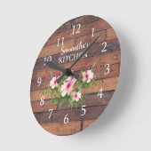 Personalisiertes Palettenholz und rosa Blumenküche Runde Wanduhr (Winkel)
