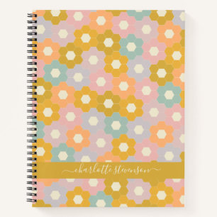 Personalisiertes Pastell-Waben-Blumenmuster Name Notizblock