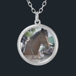 Personalisiertes PferdereitreiterFoto u. -name Versilberte Kette<br><div class="desc">Ihr Pferdereiter wird Liebe diese schöne Halskette,  die ein kundenspezifisches Foto und ein Name (oder anderer Text) kennzeichnet.  Macht ein spezielles Andenkengedächtnis für die ganze harte Arbeit eine Widmung - fantastisch für reitenlehrer auch!</div>