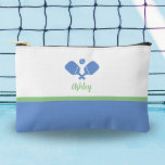 Personalisiertes Pickleball-Geschenk Preppy Blue G Zubehörtasche<br><div class="desc">Dieser super niedliche Accessoires-Beutel hat Pickleball Paddles überquert,  einen Ball und Ihren eigenen Text. Ideal für Make-up,  Pflegeprodukte,  Schmuck und Pickleball. Verändern Sie die Farben einfach,  um Ihren Stil Anzug. Macht ein phantastisches Geschenk für Ihre pickleball bestie,  coach,  Mom und natürlich Sie selbst!</div>