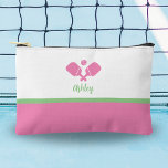 Personalisiertes Pickleball-Geschenk Preppy Pink G Zubehörtasche<br><div class="desc">Dieser super niedliche Accessoires-Beutel hat Pickleball Paddles überquert,  einen Ball und Ihren eigenen Text. Ideal für Make-up,  Pflegeprodukte,  Schmuck und Pickleball. Verändern Sie die Farben einfach,  um Ihren Stil Anzug. Macht ein phantastisches Geschenk für Ihre pickleball bestie,  coach,  Mom und natürlich Sie selbst!</div>