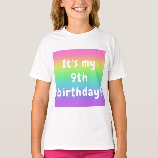 Personalisiertes Rainbow-Birthday-Girl T-Shirt (Vorderseite)