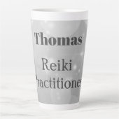 Personalisiertes Reiki Practitioner Funkeldesign Milchtasse (Vorderseite)