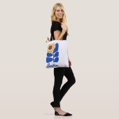 Personalisiertes Retro-Blumen-Daisy-Geschenk mit i Tasche (Am Model)