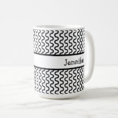 Personalisiertes Retro-Wellenmuster in Weiß und Sc Kaffeetasse (VorderseiteRechts)