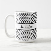 Personalisiertes Retro-Wellenmuster in Weiß und Sc Kaffeetasse (Links)
