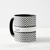 Personalisiertes Retro-Wellenmuster in Weiß und Sc Tasse (Vorderseite Links)