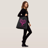 Personalisiertes Rosa Elegantes Tennis Grosses Sch Tragetaschen Mit Langen Trägern (Am Model)