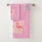 Personalisiertes Rosa Flamingo Mid-Century Modern Badhandtuch Set (Insitu)