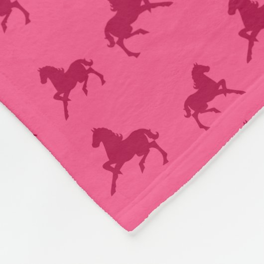 Personalisiertes rosa Pferdenamensmuster Fleecedecke (Ecke)
