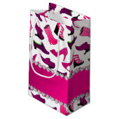 Personalisiertes rosa Schuhnamensmuster der weißen Kleine Geschenktüte (Rückseite Schrägansicht)