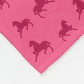 Personalisiertes rosa Türkispferdenamensmuster Fleecedecke (Ecke)
