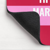 Personalisiertes rosa und rotes Streifen-Muster Mousepad (Ecke)