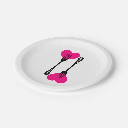 Personalisiertes rosafarbenes Herz mit Gabel-Löffe Pappteller (Schrägansicht)
