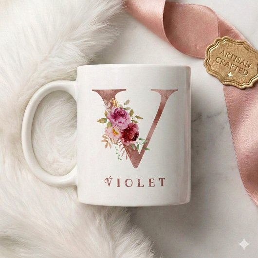 Personalisiertes Roségold-Blumen-Initial V Monogra Kaffeetasse