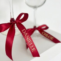 Personalisiertes rotes Band mit goldenem Namenszug