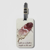 Personalisiertes rotes Feder Custom Name Monogramm Gepäckanhänger (Vorderseite Vertikal)
