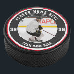 Personalisiertes Rotes Schwarz-weiß | Team Ice Eishockey Puck<br><div class="desc">Feiern Sie eine erfolgreiche Saison mit maßgeschneiderten Hockeypucks. Erstellen Sie Ihre eigenen personalisierten Hockeypucks mit Fotos für jeden Hockeyspieler in der Jugendliga, den Namen der Clubmannschaft und die Hockey-Jersey-Nummer. Ein tolles Geschenk für Spieler am Ende einer Hockey-Saison. Eigens bedruckte Hockeypucks sind perfekte Geschenke für eine hockeybezogene Geburtstagsparty. Die besten Geschenke...</div>