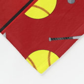 Personalisiertes rotes Softballnamensmuster Fleecedecke (Ecke)