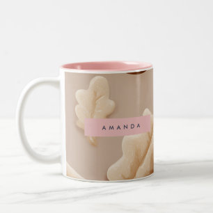 Personalisiertes rustikales Acorn- und Oakenleaf-M Zweifarbige Tasse