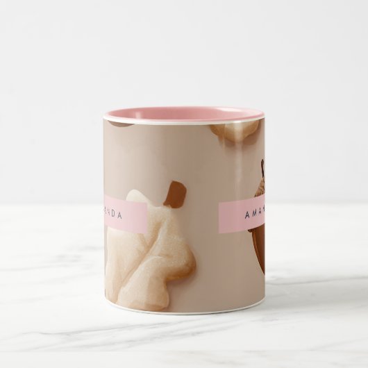 Personalisiertes rustikales Acorn- und Oakenleaf-M Zweifarbige Tasse (Mittel)