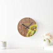 Personalisiertes rustikales Holz und Sonnenblumenk Runde Wanduhr (Zuhause)
