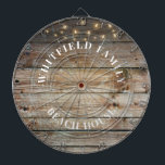 Personalisiertes Rustikales Holzfamilienhaus Dartscheibe<br><div class="desc">Mit unserem rustikalen Holzhintergrund mit Saitenbeleuchtung gestalten Sie ganz einfach Ihr personalisiertes Familiendartboard. Ideal für Ihren Urlaub Zuhause oder für den Urlaub,  damit alle Familienmitglieder eine tolle Zeit haben,  Darts zu werfen</div>
