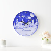 Personalisiertes Santa Winter Village Große Wanduhr (Zuhause)