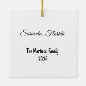 Personalisiertes Schloss mit Weihnachtsmannmütze Keramikornament (Rückseite)