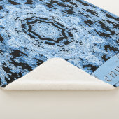 Personalisiertes Schwarz-Blau-Blütenmandala Sherpadecke (3/4)