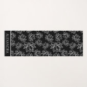 Personalisiertes Schwarz/Weiß-Blumendesign Yogamatte (Rückseite (Horizontal))