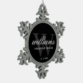 Personalisiertes Schwarz-Weiß-Monogramm Schneeflocken Zinn-Ornament (Links)