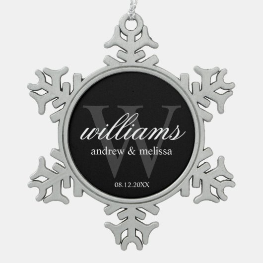 Personalisiertes Schwarz-Weiß-Monogramm Schneeflocken Zinn-Ornament (Vorderseite)